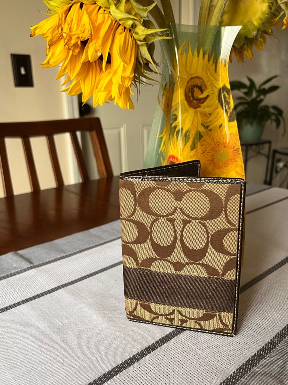 Coach Passport Case in Tan/Khaki signature canvas/black interior! Travel Style! - Picture 3 of 8